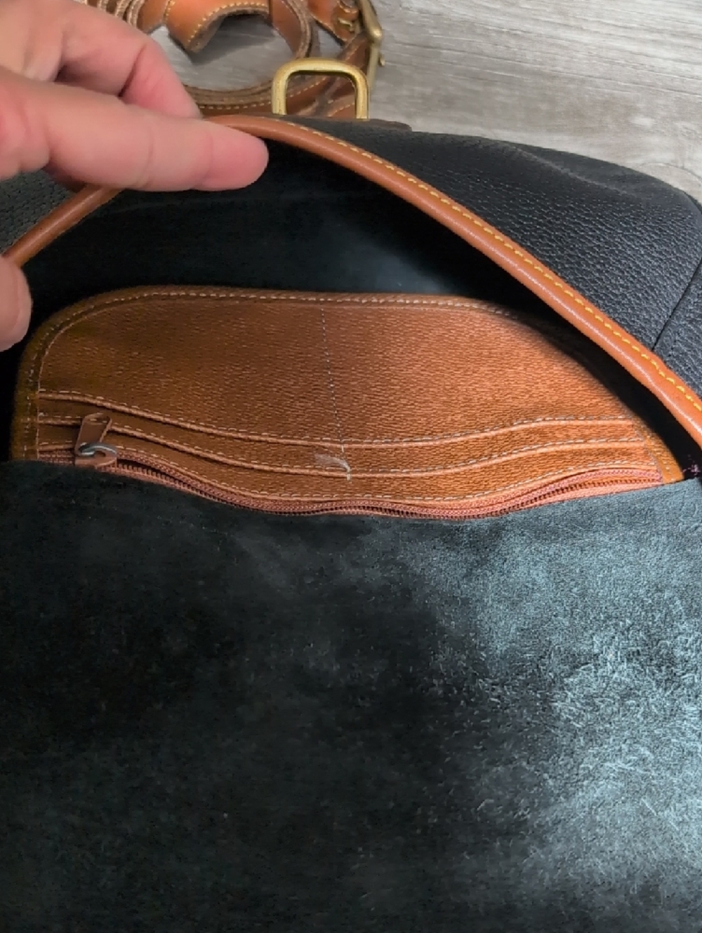 ❤️ Dooney & Bourke Leather Crossbody Saddle Bag in Black and Brown - Picture 3 of 7